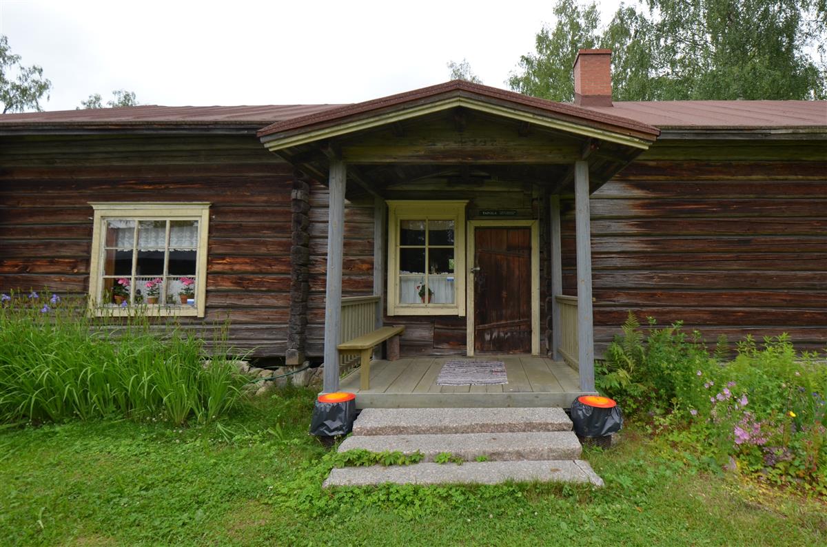 Hakamäen museoalueen päärakennuksen avokuisti lännestä päin kuvattuna. [Kohteen rakennukseen liitetty kuva]&nbsp;(Päivi Makkonen&nbsp;2025)