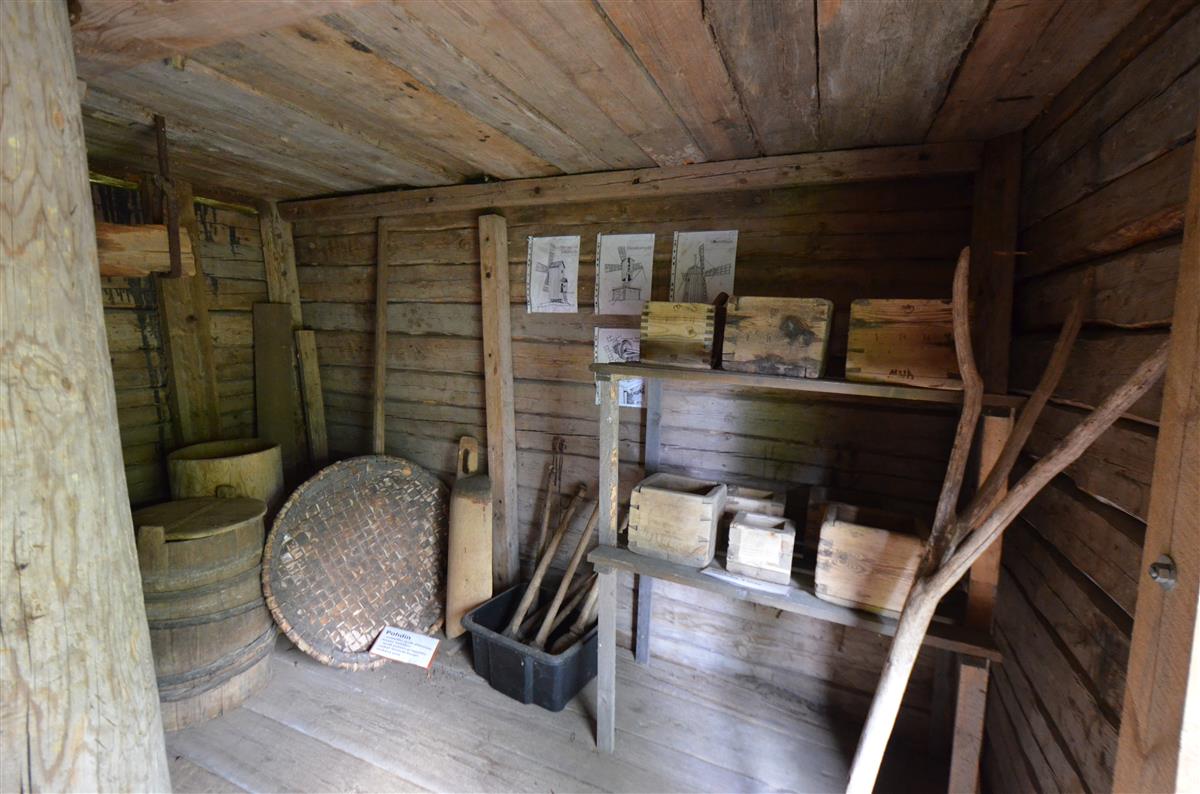 Näkymä Hakamäen museoalueen tuulimyllyn 1. kerroksesta. [Kohteen rakennukseen liitetty kuva]&nbsp;(Päivi Makkonen&nbsp;2025)