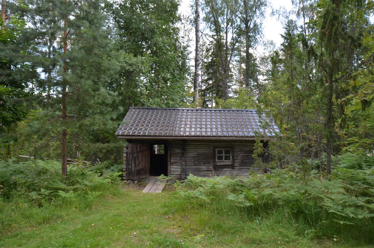 Hakamäen museoalueen savusaunan pihapiiriä luoteesta päin kuvattuna. [Kohteen rakennukseen liitetty kuva]&nbsp;(Päivi Makkonen&nbsp;2025)
