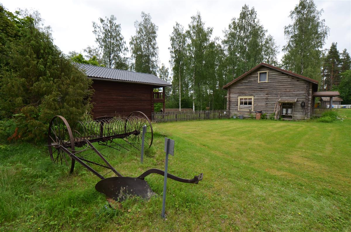 Näkymä Hakamäen tapahtumakentältä kohti kaakkoa. Vasemmalla vilja-aitta, oikealla päärakennus.&nbsp;(Päivi Makkonen&nbsp;2025)