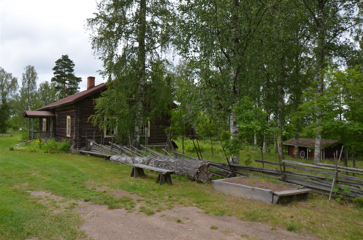 Näkymä Hakamäen tapahtumakentältä kohti pohjoista. Vasemmalla päärakennus, oikealla pariaitta.&nbsp;(Päivi Makkonen&nbsp;2025)