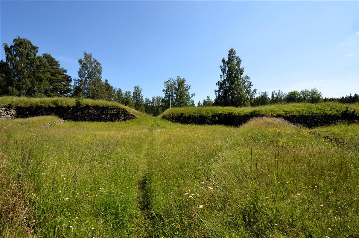 Näkymä Kärnäkosken linnoituksen läntisen raveliinin luota kohti kurtiinimuuria ja keskialuetta. Kuvaussuunta kohti etelään.&nbsp;(Päivi Makkonen&nbsp;2025)