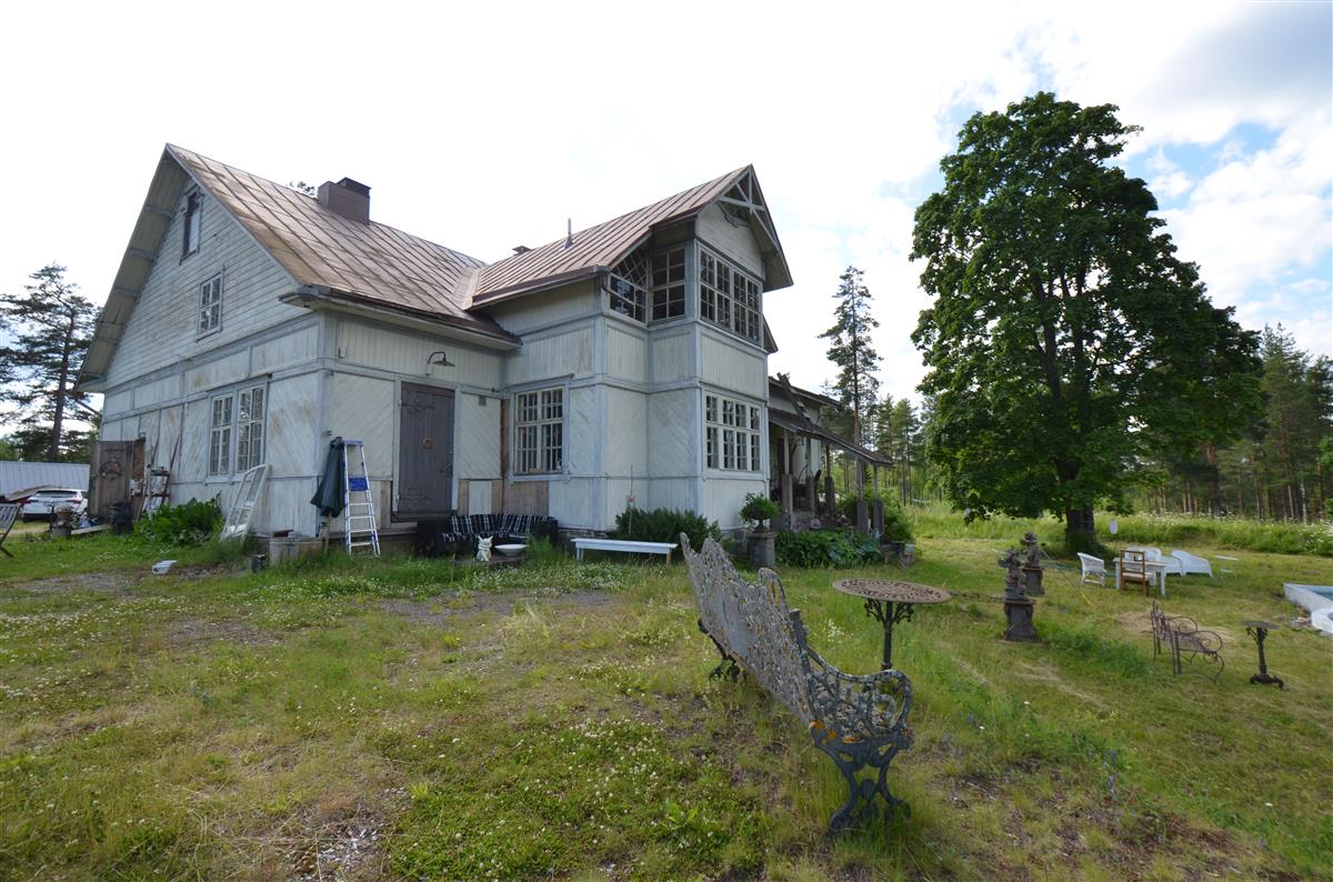 Ruhtinaan majan päärakennus ja pohjoispuolen puutarhaa koillisesta päin kuvattuna.&nbsp;(Päivi Makkonen&nbsp;2025)