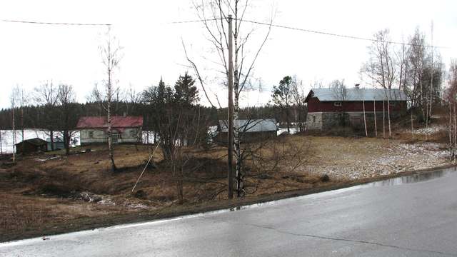 Pihapiiri tieltä kuvattuna.&nbsp;(Teija Ahola&nbsp;2007)