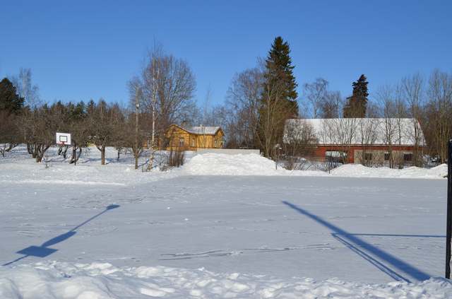 Pihapiiri vanhan kansakoulun suunnasta.&nbsp;(Miikka Kurri&nbsp;21.3.2013)