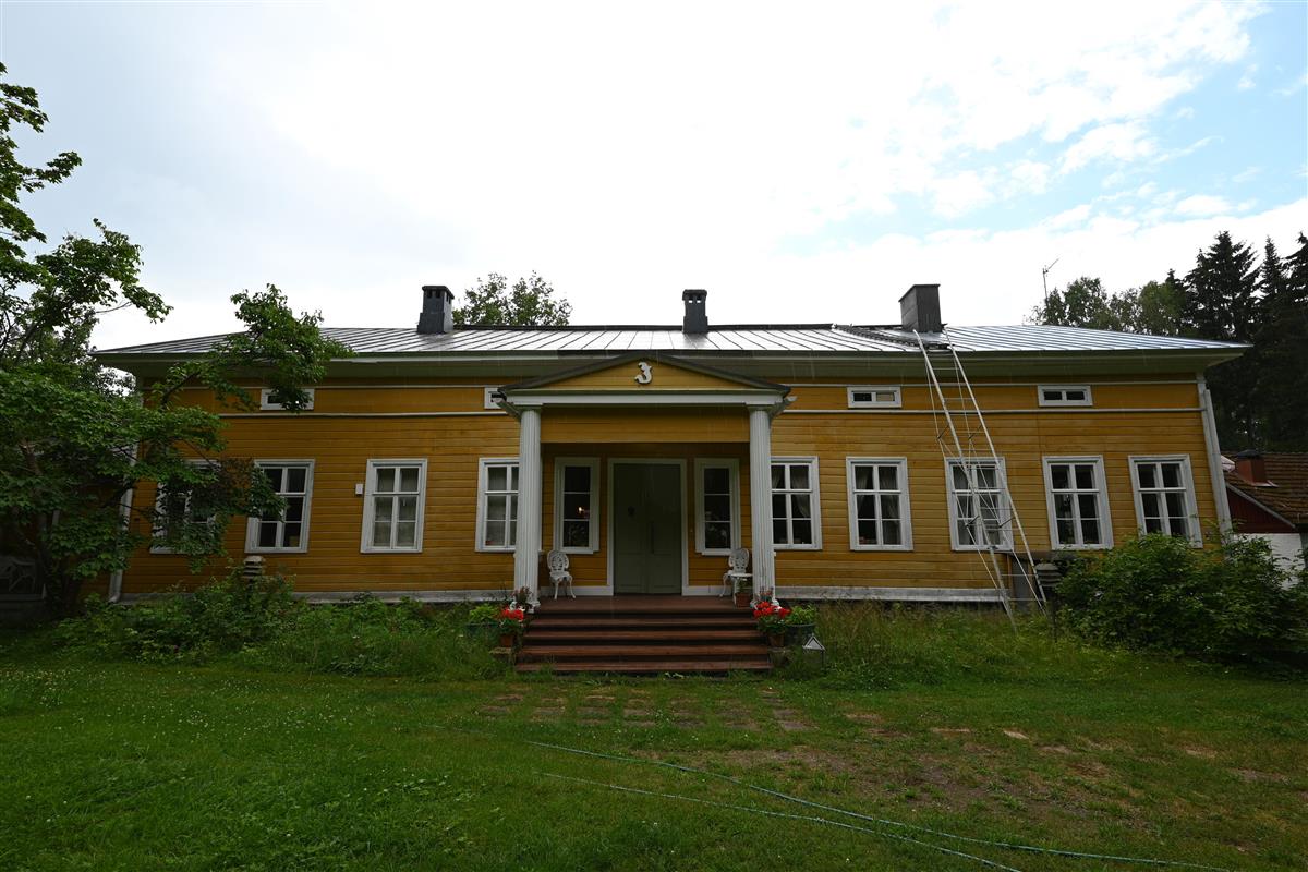 Kirkkoherran pappilan päärakennus idästä päin kuvattuna.&nbsp;(Päivi Makkonen&nbsp;2025)