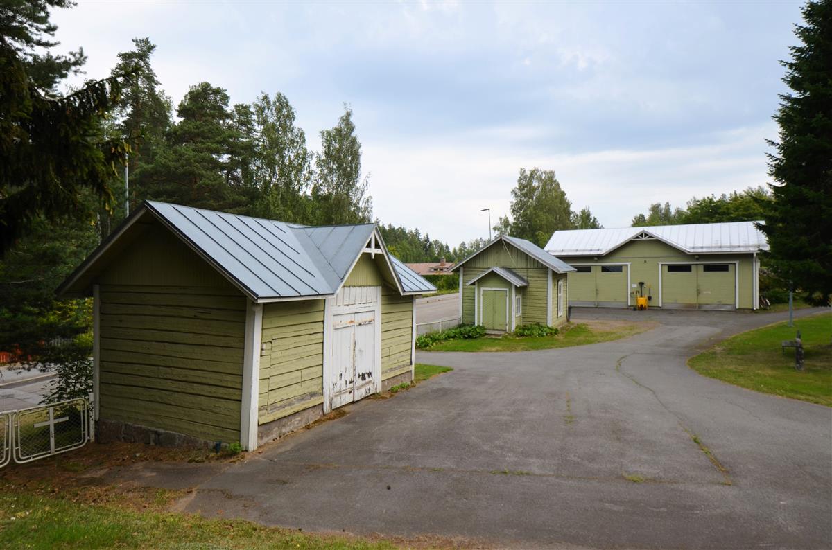 Taipalsaaren hautausmaan leikkuumökit lounaasta päin kuvattuna. Taustalla uudempi huoltorakennus.&nbsp;(Päivi Makkonen&nbsp;2025)