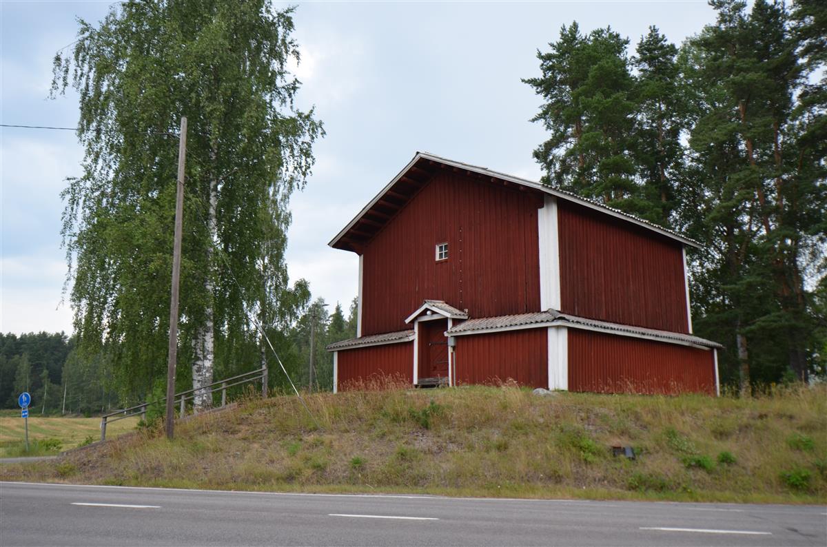 Taipalsaaren lainajyvästön makasiini etelästä päin kuvattuna.&nbsp;(Päivi Makkonen&nbsp;2025)