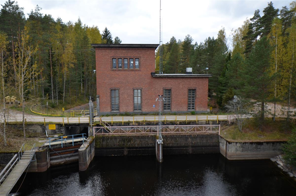 Vehkataipaleen pumppuasema Vehkataipaleen sillalta, koillisesta päin kuvattuna.&nbsp;(Päivi Makkonen&nbsp;2025)