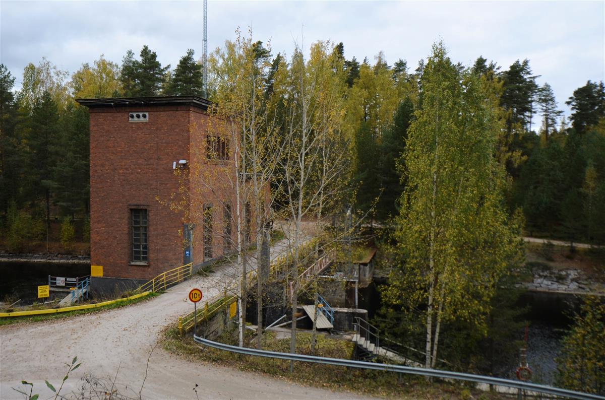 Vehkataipaleen pumppuasema Vehkataipaleen sillalta, kaakosta päin kuvattuna.&nbsp;(Päivi Makkonen&nbsp;2025)
