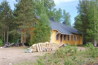 Kuva: Entinen asemarakennus radan puolelta.&nbsp;(Sinikka Myyrä&nbsp;29.5.2013)