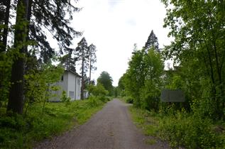 Kuva: Näkymä Paperimiehenkujan luoteispäästä kaakkoa kohti. Vasemmalla Paperimiehenkuja 3.&nbsp;(Päivi Makkonen&nbsp;2025)