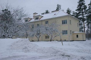 Kuva: Talo kuvattuna Paraistentieltä&nbsp;(Minna Pesu&nbsp;21.1.2005)