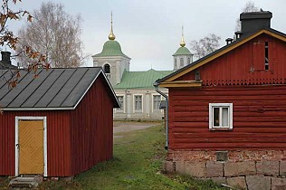 Kuva: Rak. 56 oikella, takana ort. kirkko&nbsp;(Seppo Pelkonen&nbsp;15.10.2004)