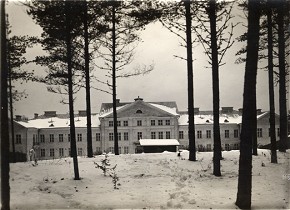 Kuva: Rauhan mielisairaalan päärakennus 1920-luvulla. Suunnittelija arkkitehti Axel Mörne 1925-26.&nbsp;(tuntematon&nbsp;1920-luvun loppu)