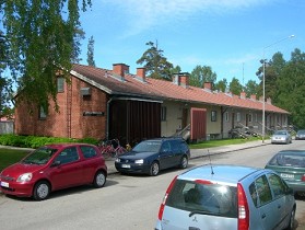 Kuva: Tietotien yksikerroksinen julkisivu.&nbsp;(Miikka Kurri&nbsp;31.5.2011)