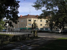 Kuva: Koulukatu 45, arkkitehti Einari Teräsvirran suunnittelema liike-asuinkerrostalo vuodelta 1950.&nbsp;(Pöyry Environment/Matti Veijovuori&nbsp;2007)