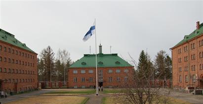Kuva: Kansliarakennus vankilan keskuspihalla. Ympärillä Selli- ja Talousrakennukset.&nbsp;(Reija Eeva&nbsp;28.4.2011)