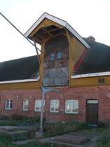 Kuva: Karjarakennuksen katolla poikkipäädyssä on rehujen varastoparvelle johtavat kuormausluukut.&nbsp;(Miikka Kurri&nbsp;6.10.2010)
