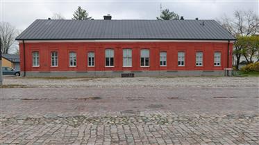 Kuva: Rakennus C Käräjätalo kuvattuna Linnoituksen keskusaukiolta Katariinan torilta lännestä&nbsp;(Sitowise Oy Minna Halonen ja Nina Virtanen&nbsp;28.10.2020)