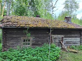 Kuva: Riihimäinen sivurakennus, joka ilmeisesti myös asuinkelpoinen.&nbsp;(Dan Ronimus&nbsp;5/2022)