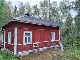 Kuva: Asuinrakennuksessa on 1980-luvulle tyypillinen aumakatto, mutta toisaalta historiaa kunnioittavat T-ikkunat.&nbsp;(Dan Ronimus&nbsp;5/2022)