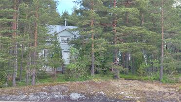Kuva: 1930-luvulla valmistunut huvila on ulkoasultaan jo pelkistetympää rakentamistyyliä edustava.&nbsp;(Dan Ronimus&nbsp;5/2022)