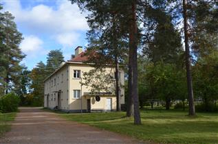 Kuva: Paraistentie 1 asuinkerrostalo lännestä päin kuvattuna.&nbsp;(Päivi Makkonen&nbsp;2025)