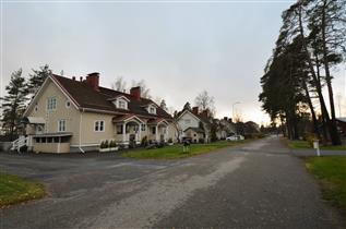 Kuva: Parkkarilankatua koillisesta päin kuvattuna. Etualalla Parkkarilankatu 51.&nbsp;(Päivi Makkonen&nbsp;2025)