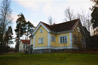 Kuva: Laulutalo pohjoisesta päin kuvattuna. Taustalla Kaukaan terveyskeskusrakennus.&nbsp;(Päivi Makkonen&nbsp;2025)