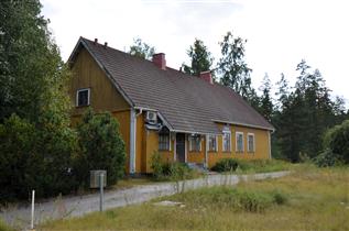 Kuva: Rauhan asemarakennus pohjoisesta päin kuvattuna.&nbsp;(Päivi Makkonen&nbsp;2026)