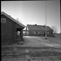 Kuva: Nuijamaan pappila, päärakennus ja sivurakennus&nbsp;(Kuvapaja&nbsp;1955)