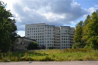 Kuva: Tiuruniemen sairaala Tiuruniementieltä, koillisesta päin kuvattuna. Vasemmalla rakennuksen C1, keskellä C-2 ja oikealla A-osa.&nbsp;(Päivi Makkonen&nbsp;2026)