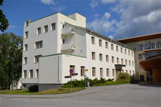 Kuva: Hallintolan rakennus lounaasta päin kuvattuna.&nbsp;(Päivi Makkonen&nbsp;2026)