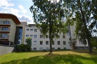 Kuva: Hallintola rannan suunnasta, pohjoisesta päin kuvattuna.&nbsp;(Päivi Makkonen&nbsp;2026)