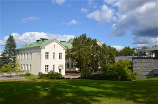 Kuva: Rauhan sairaalan entinen päärakennus lounaasta päin kuvattuna.&nbsp;(Päivi Makkonen&nbsp;2026)