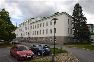Kuva: Sairaalan entinen päärakennus luoteesta päin kuvattuna.&nbsp;(Päivi Makkonen&nbsp;2026)