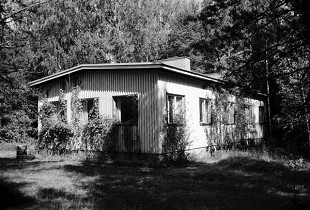 Kuva: Päärakennus etelästä.&nbsp;(Iiris Virtasalo&nbsp;1999)