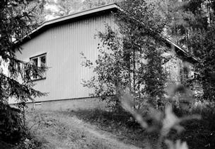 Kuva: Asuinrakennus etelästä.&nbsp;(Iiris Virtasalo&nbsp;1999)