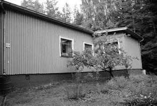 Kuva: Asuinrakennus etelästä.&nbsp;(Iiris Virtasalo&nbsp;1999)