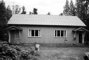Kuva: Asuinrakennus koillisesta.&nbsp;(Iiris Virtasalo&nbsp;1999)