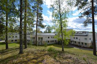 Kuva: Luumäen kunnantalo Arestirakennuksen suunnasta, luoteesta päin kuvattuna.&nbsp;(Päivi Makkonen&nbsp;2026)