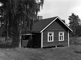 Kuva: Meijerimuseorakennus vanhassa ympäristössä Särkisalmen Meijerisaaressa. Siirretty vuonna 2004 kirkolle Hauta-Ollin mökin viereen.&nbsp;(Arto Hämäläinen&nbsp;1986)