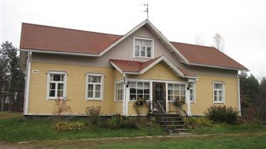 Kuva: Päärakennus Uukuniementien suuntaan.&nbsp;(Niina Ahlfors&nbsp;lokakuu 2012)