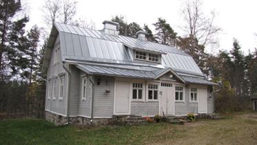 Kuva: Kanttorila lännestä.&nbsp;(Niina Ahlfors&nbsp;lokakuu 2012)