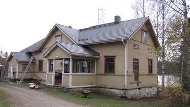 Kuva: Päärakennus pohjoiseen.&nbsp;(Niina Ahlfors&nbsp;lokakuu 2012)