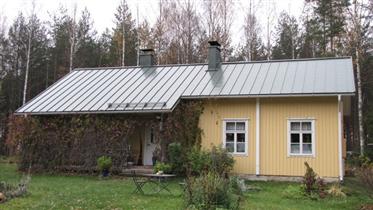 Kuva: Päärakennus kaakosta.&nbsp;(Niina Ahlfors&nbsp;lokakuu 2012)