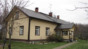 Kuva: Päärakennus luoteeseen.&nbsp;(Niina Ahlfors&nbsp;lokakuu 2012)