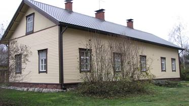 Kuva: Päärakennus itään.&nbsp;(Niina Ahlfors&nbsp;lokakuu 2012)