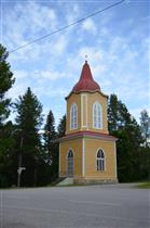 Kuva: Uukuniemen kirkon kellotapuli lounaasta päin kuvattuna.&nbsp;(Päivi Makkonen&nbsp;2025)